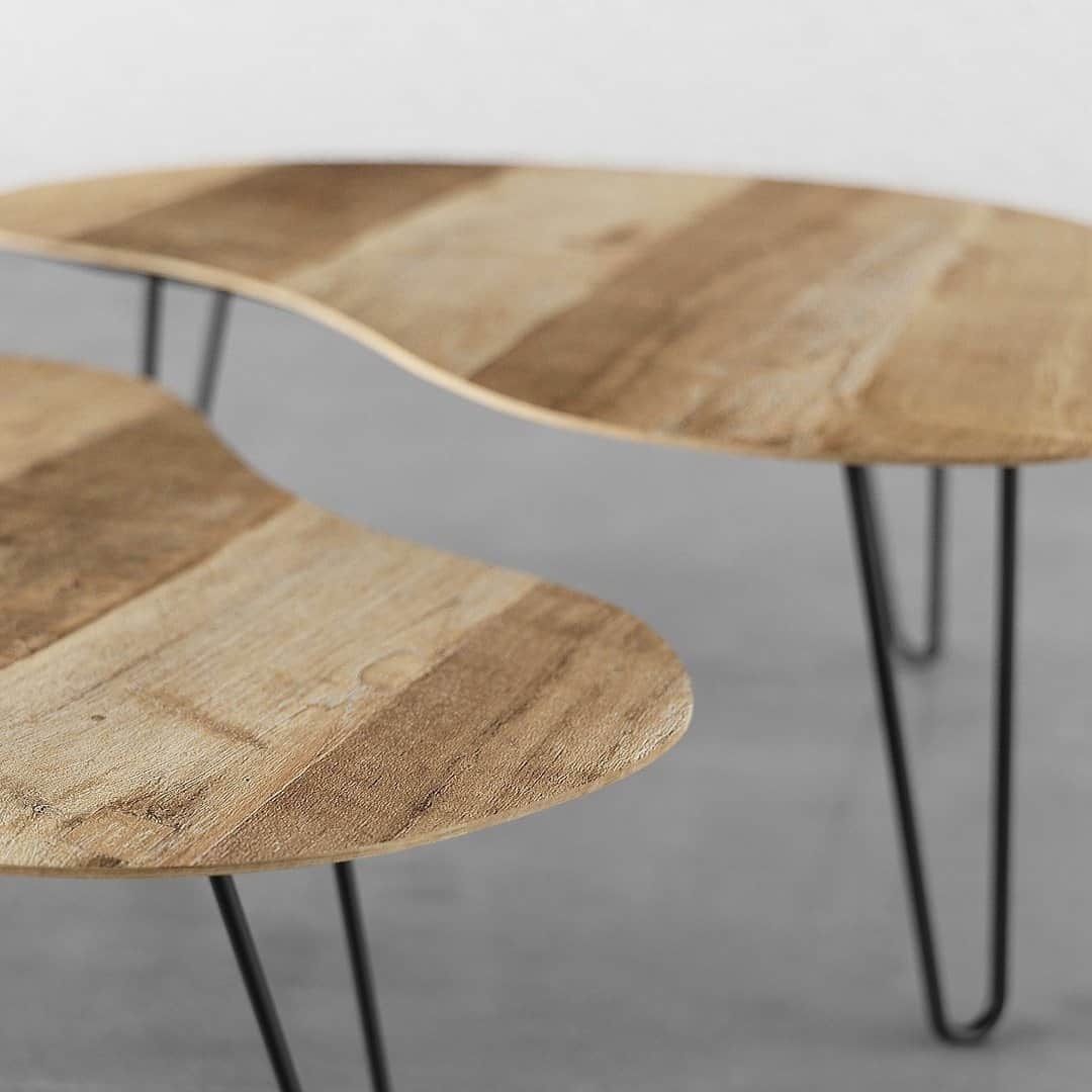 KL 021 NATURAL DOOF Placed on a gray floor against a light background, the 2-Piece Organic Coffee Table with Hairpin Legs features two modern tables with wooden tabletops and black hairpin legs.